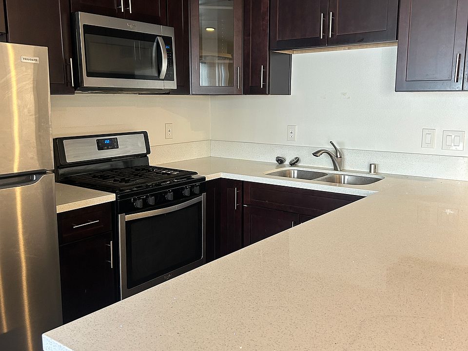 Upgraded gourmet kitchen with stainless steel appliances and quartz countertops