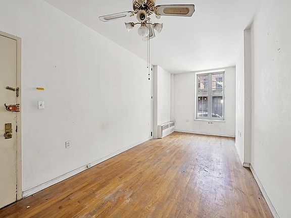 3rd image of 325 W 43rd St APT 1C