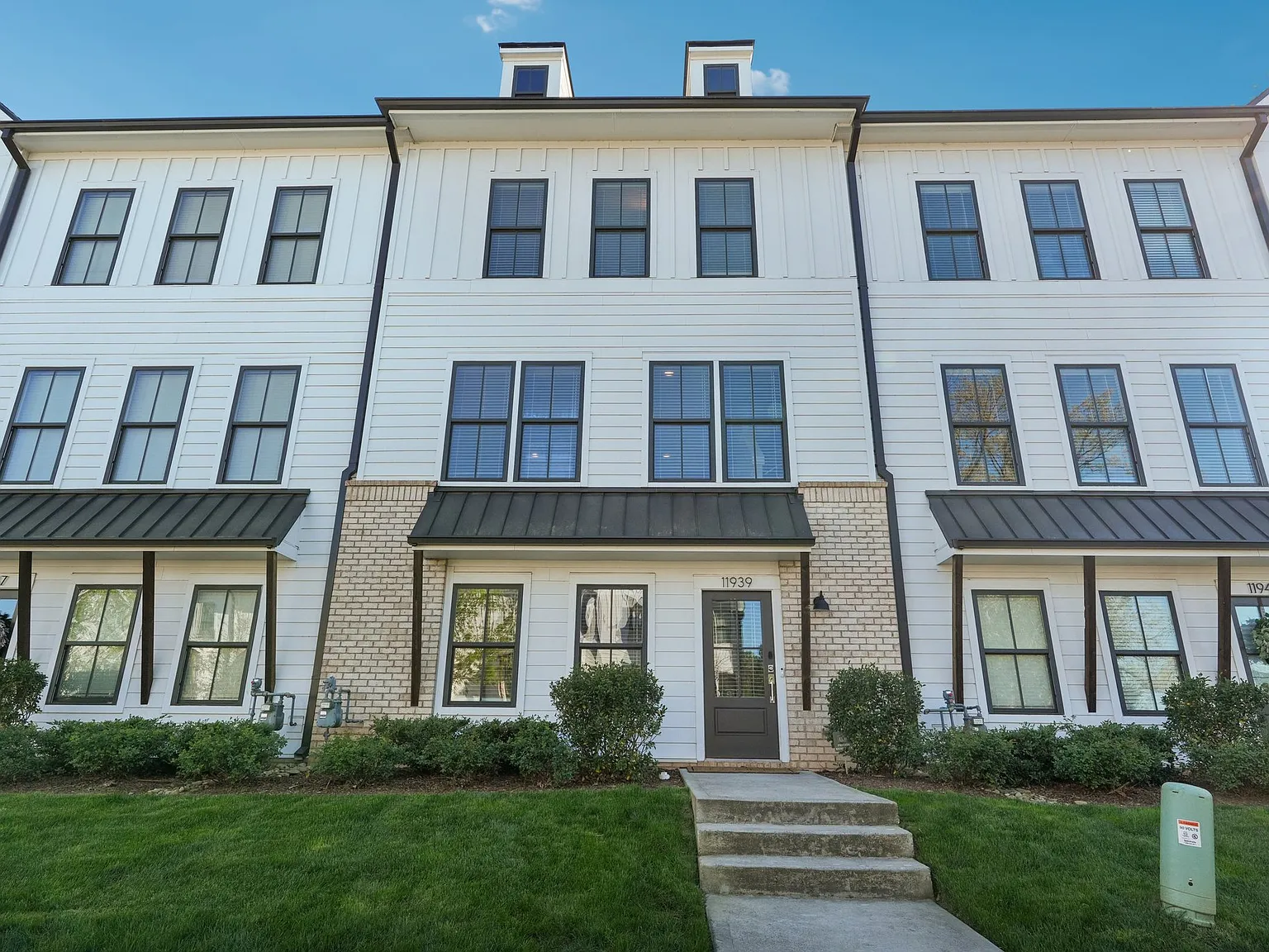 3 bed, 2323 sqft, $3,000 — Photo 1