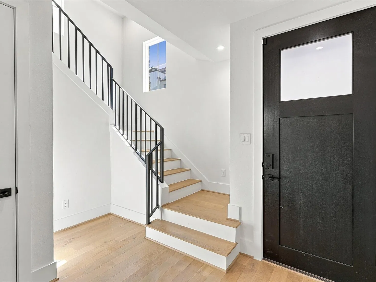 3 bed, 3.5 bath, 2302 sqft, $4,500 — Photo 4