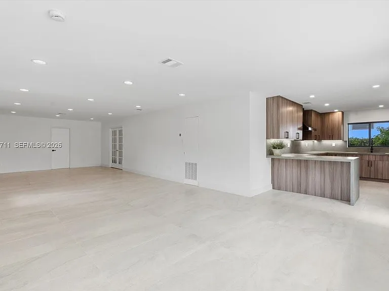 1215 NE 110th St — Photo 7