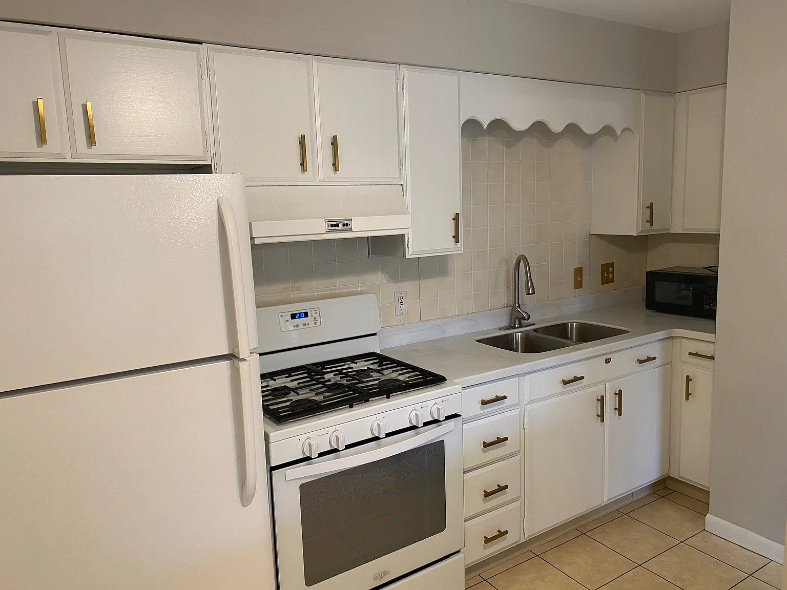 2 bed, 900 sqft, $2,100 — Photo 3