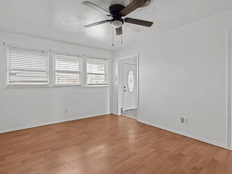 4305 Parkdale Dr — Photo 2