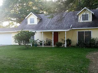 159 Clifford St, El Campo, TX 77437