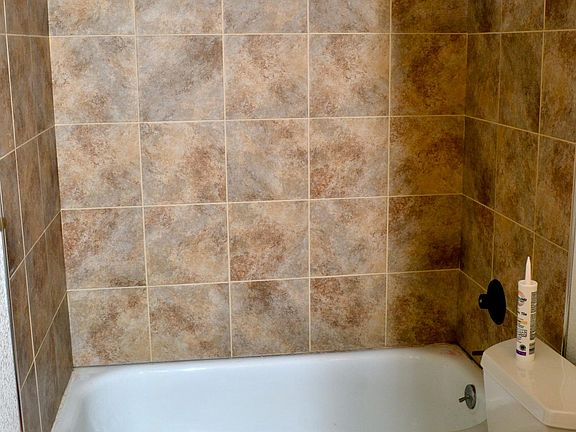 Full Bathroom with Tub/Shower Combo