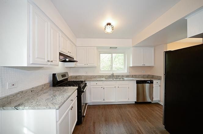 Kitchen - 9' X 16 (picture taken from eat-in area) - granite countertops and stainless steel applicances