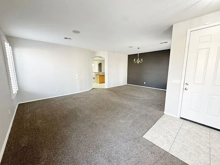 2421 W Ellis St — Photo 4