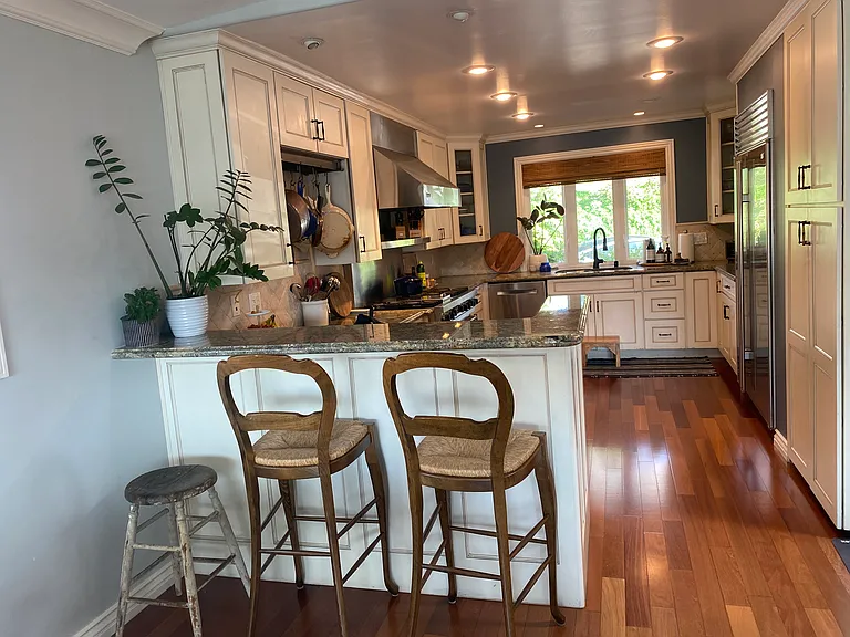 2301 Valley Dr — Photo 2