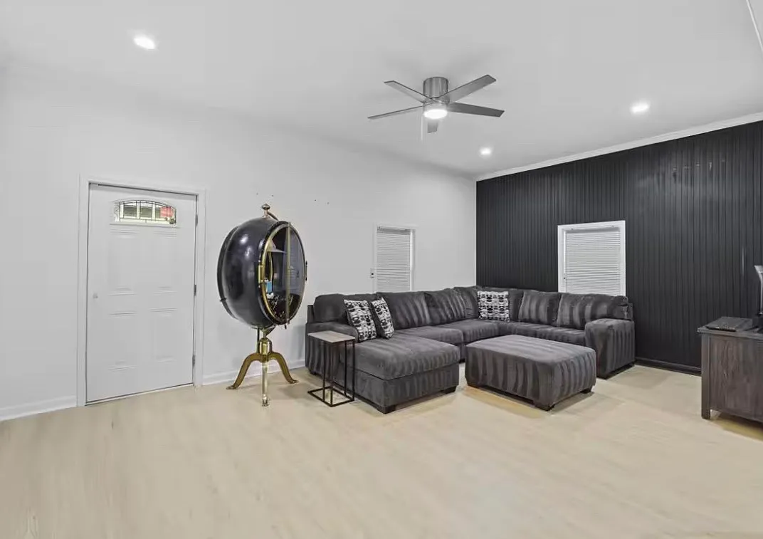 2408 Owen St — Photo 3