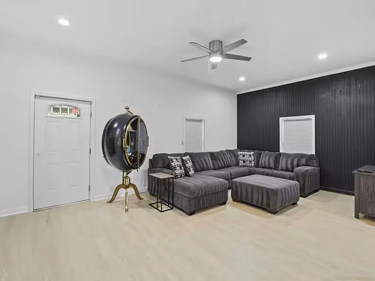 2408 Owen St — Photo 3
