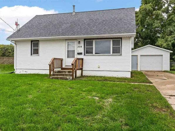 304 B Ave, Hiawatha, IA 52233