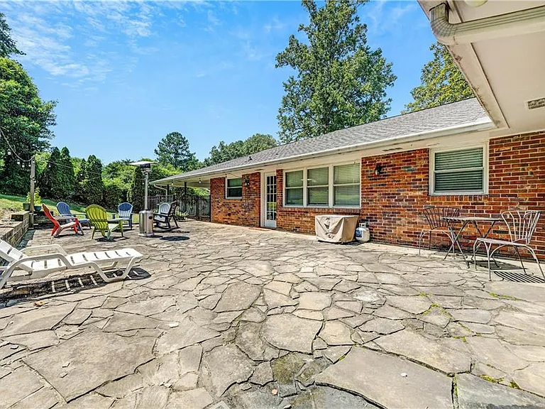 2127 Desmond Dr — Photo 18