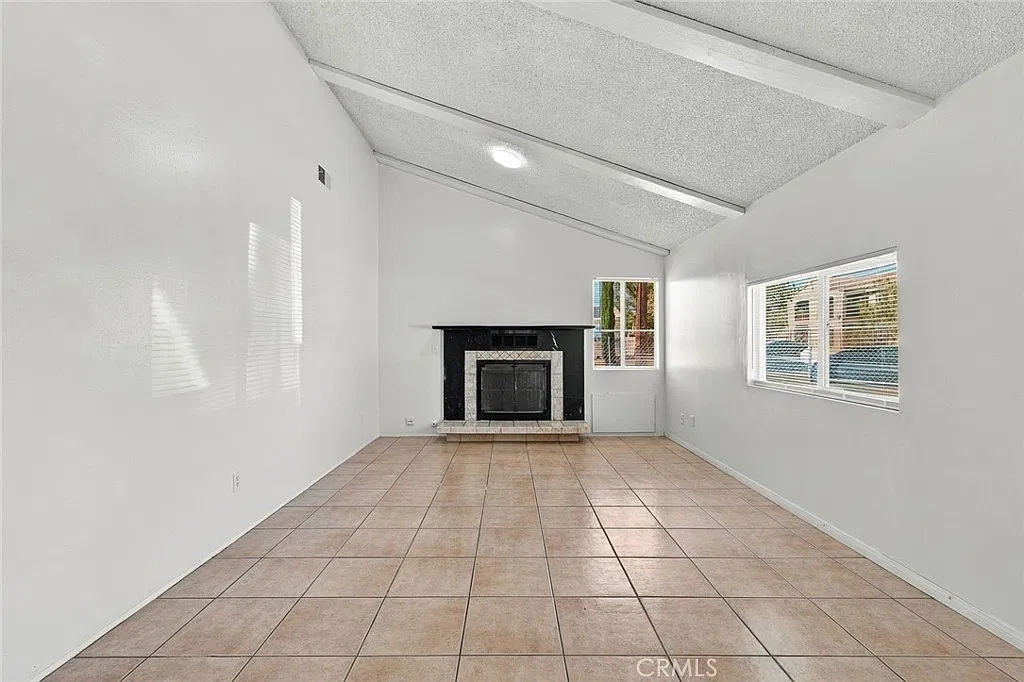 3 bed, 1956 sqft, $2,800 — Photo 3
