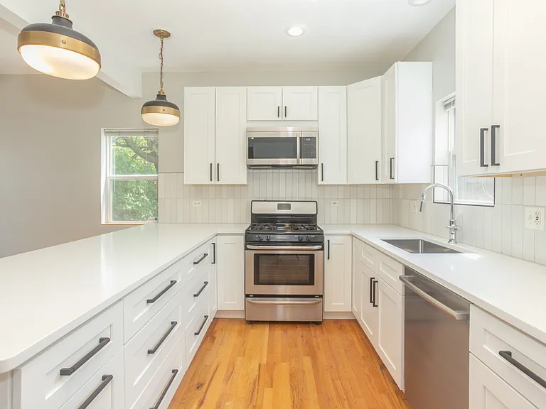 1901 W George St #COACH HOUSE — Photo 8