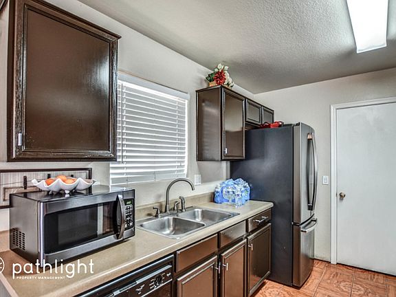 3rd image of 8406 W Pinchot Ave