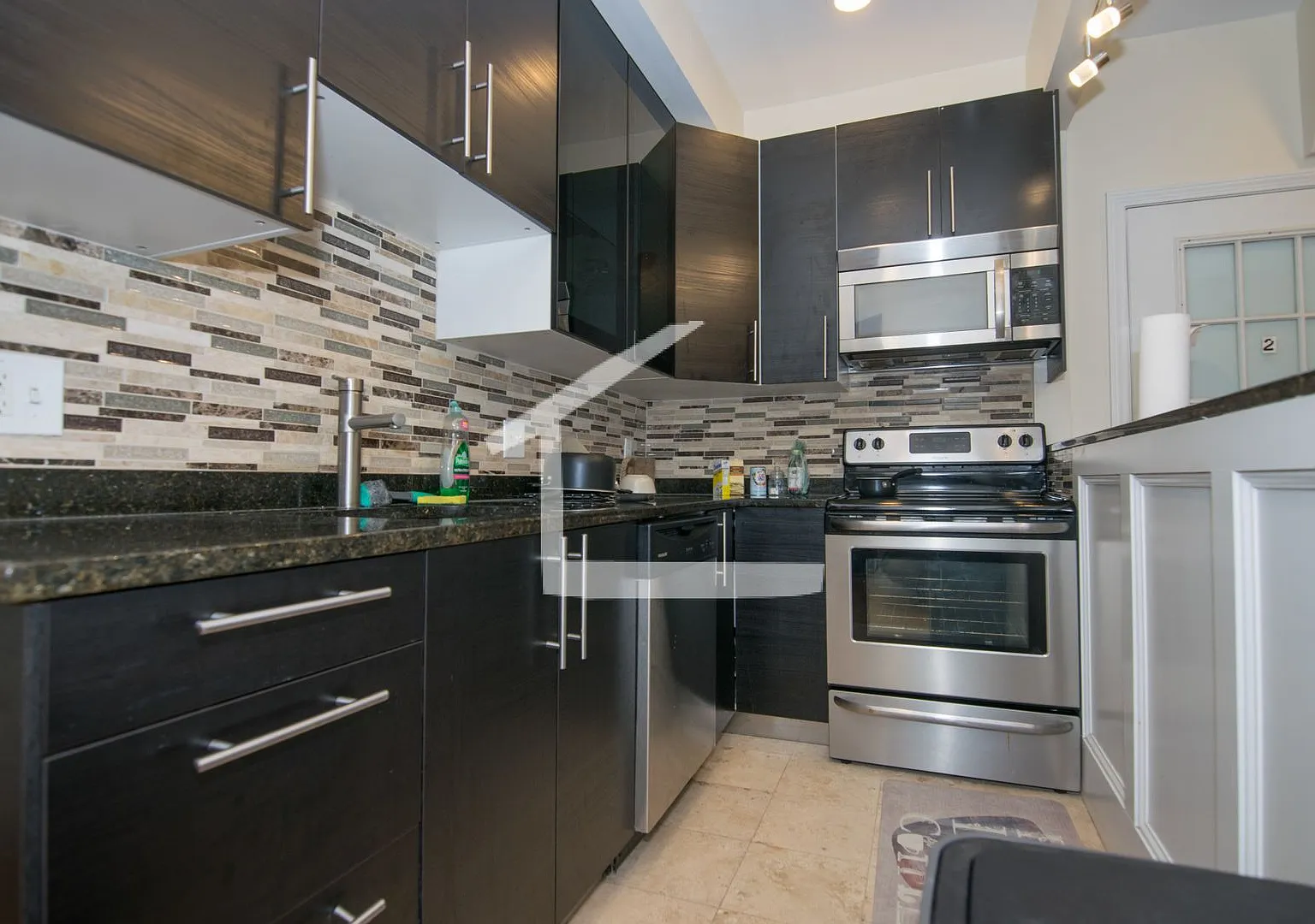 No brokers Fee, Central heat, Laundry on a Site, Parking for Rent, Steps from the T Stop — Photo 1