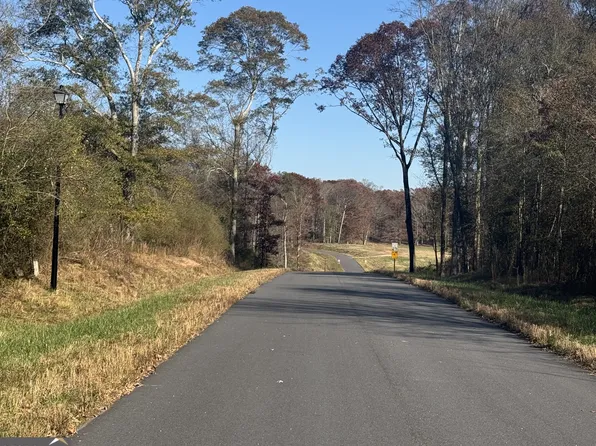 2050 Whispering Oaks Dr, Statham, GA 30666