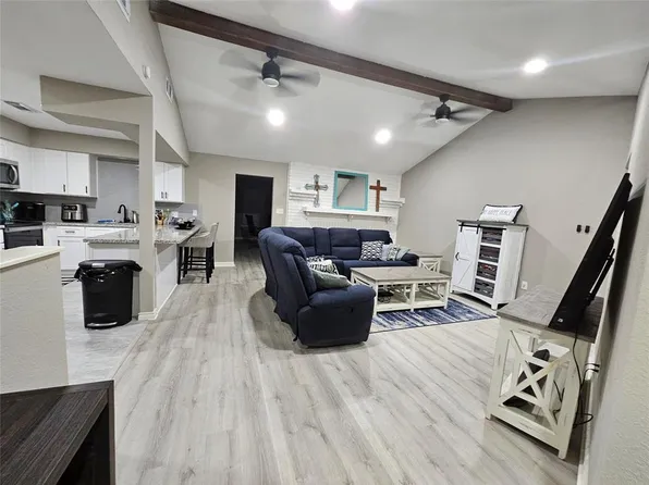 821 Cannan Drive, Angleton, TX 77515