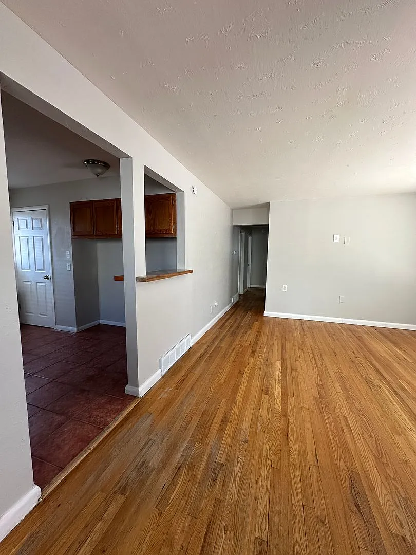 5 bedroom 2 bathroom Sinlge Family House in North Denver — Photo 3