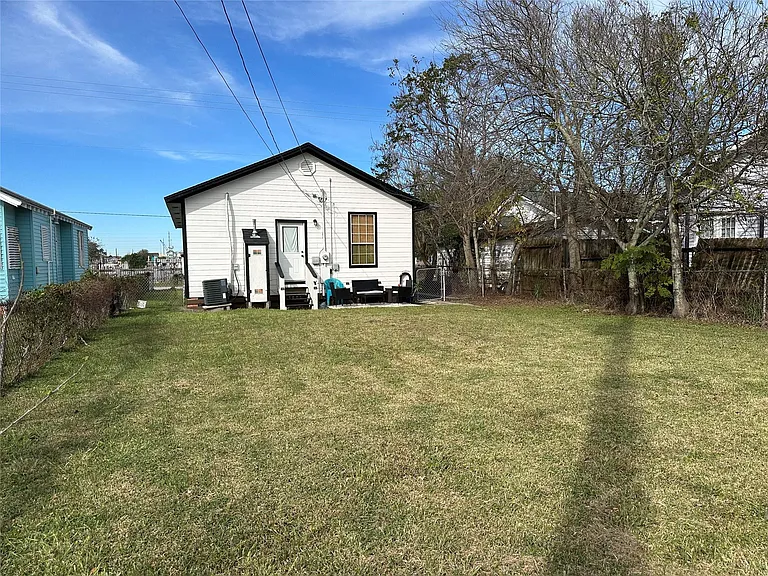 4009 Avenue L — Photo 8
