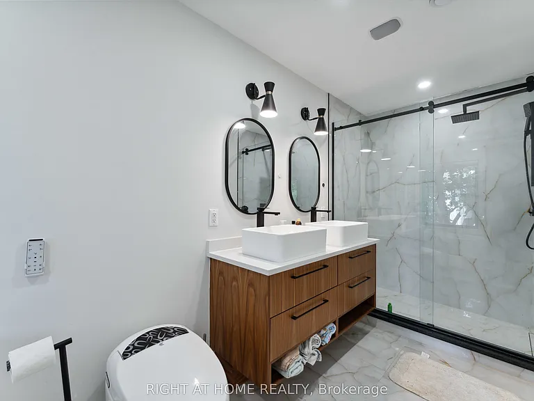 187 Carleton Ave — Photo 34