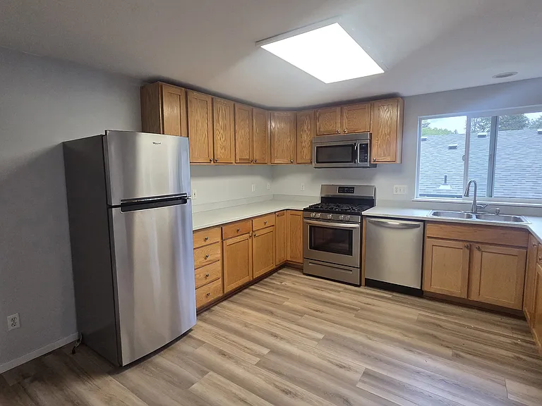 432 NE Seward Ave #B — Photo 5