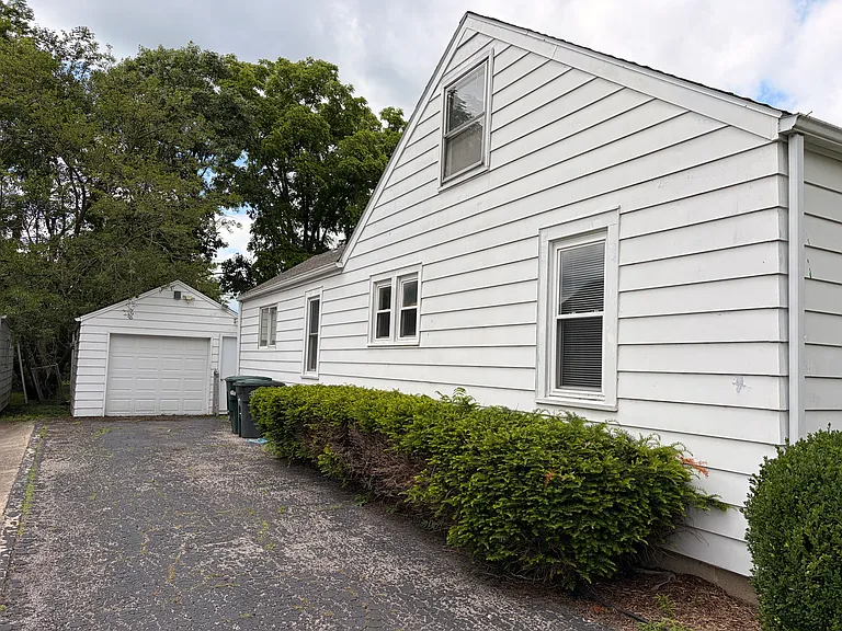 2117 N Maplewood Ave — Photo 2