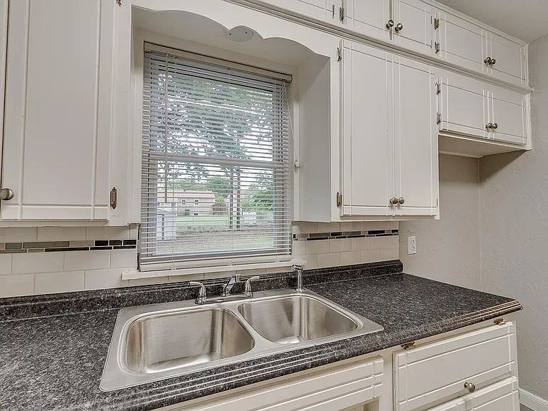 213 W Jacobs Dr — Photo 5