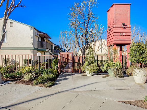 Building Front looking from the cul-de-sac at the end of Wayfield Street