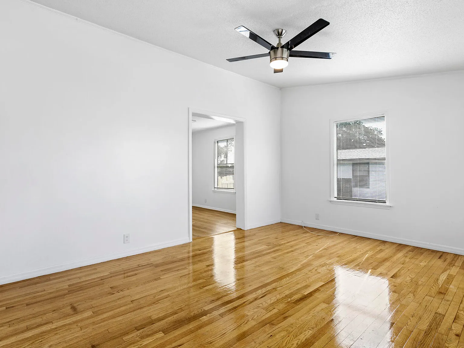 3 bed, 1.5 bath, 1056 sqft, $2,300 — Photo 4