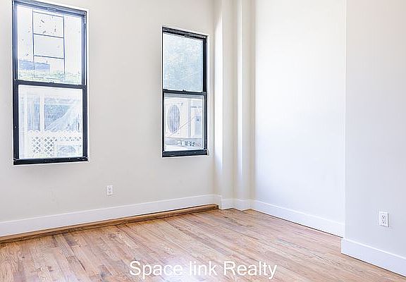 5th image of 240 Montrose Ave APT 1L