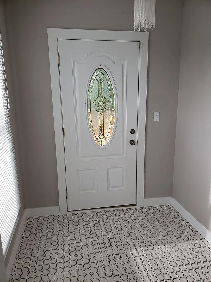 Charming 3-Bedroom Victorian Home Near Downtown! — Photo 2