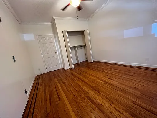 Rented by Zikos Realty Services | media 8