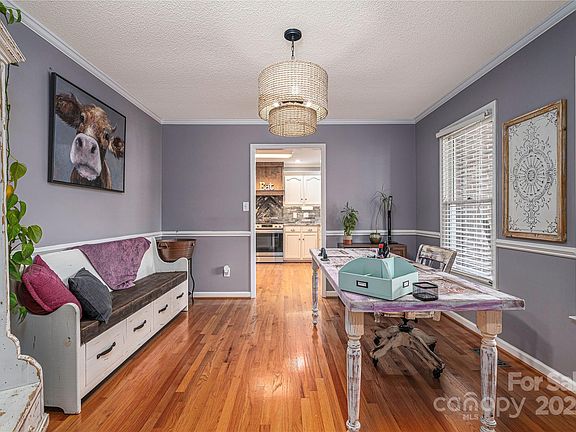 3rd image of 306 Wellington Dr
