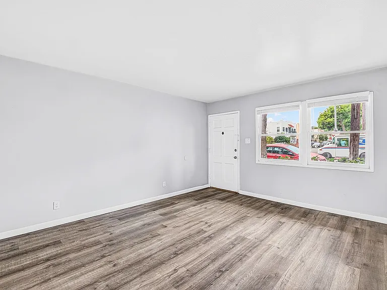 445 W 15th St — Photo 11