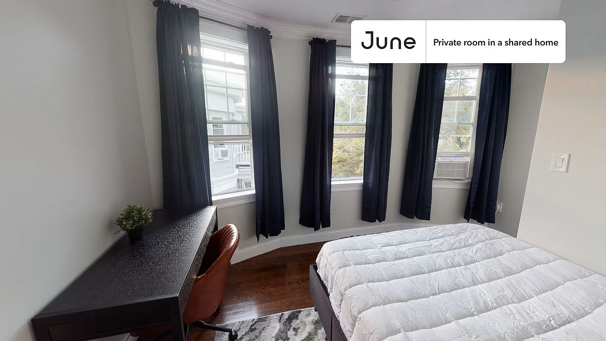 Queen bedroom in 5 bed/1.5 bath home in Brighton #571 B — Photo 3