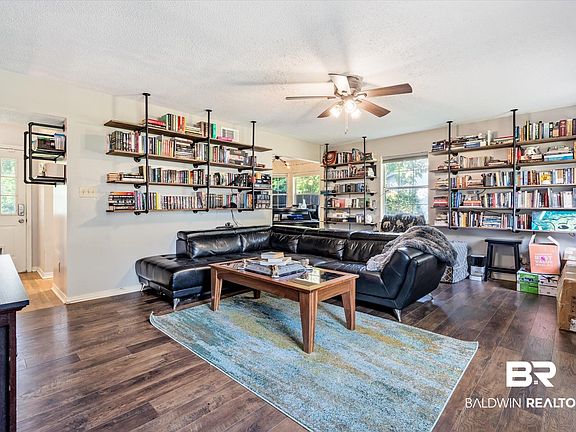 3rd image of 21163 Meadowbrook Dr