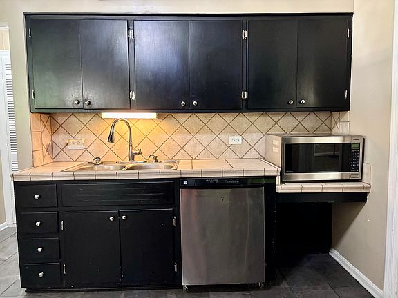 3rd image of 1111 Lake Ln