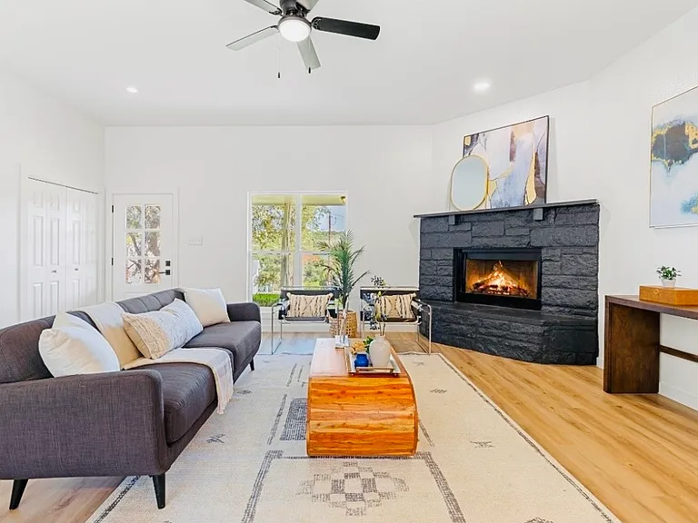 700 Newport Dr — Photo 4