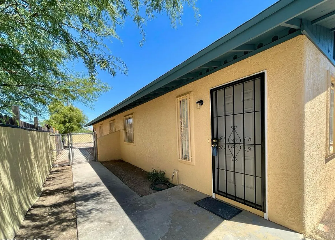3 bed, 1100 sqft, $1,650 — Photo 1