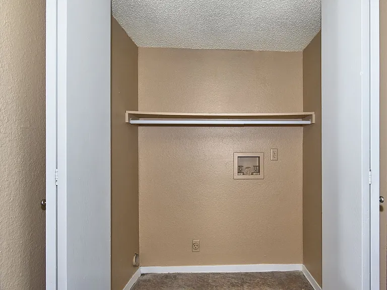 411 W K Pl — Photo 27