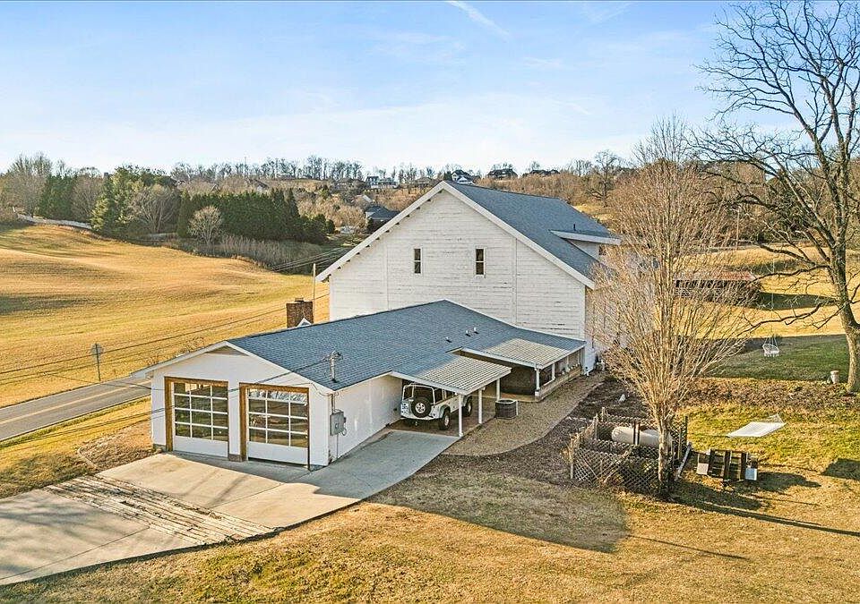 1st image of 2752 Knob Creek Rd