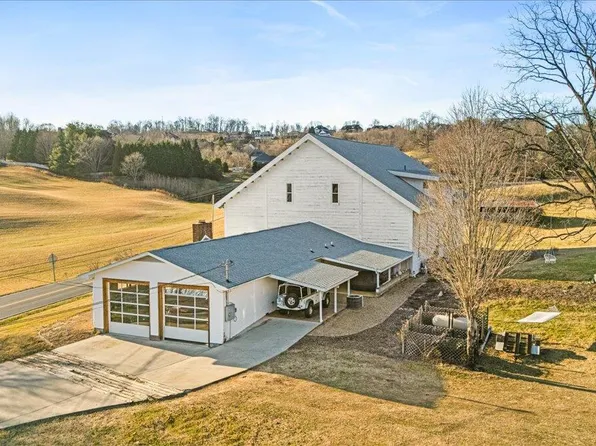 2752 Knob Creek Rd, Johnson City, TN 37604