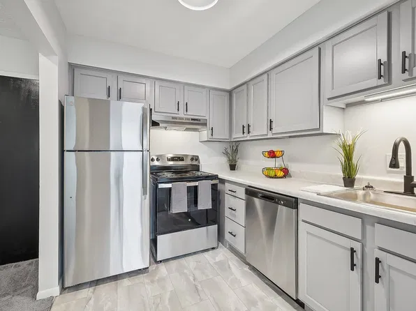 Center Court Apartments