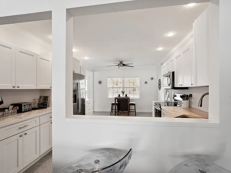 55 N Washington Dr — Photo 16