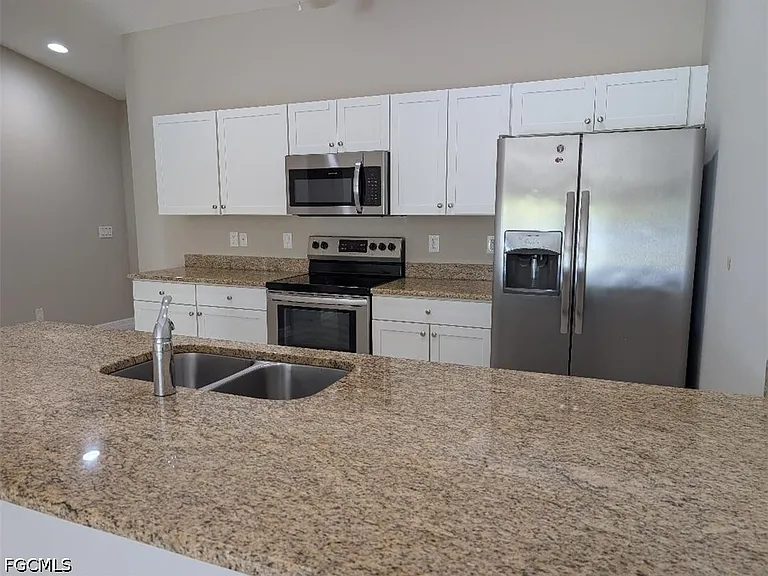 4405 SW 8th Ct — Photo 3