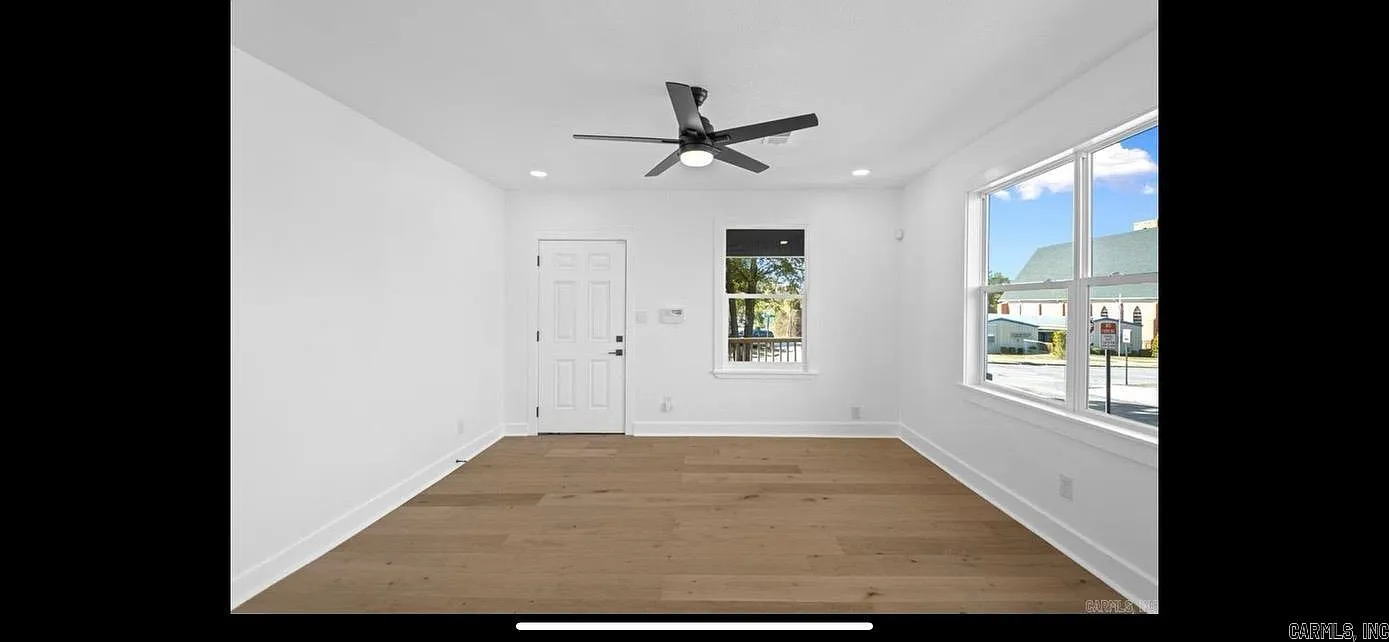 3 bed, 1.0 bath, 1300 sqft, $1,600 — Photo 2