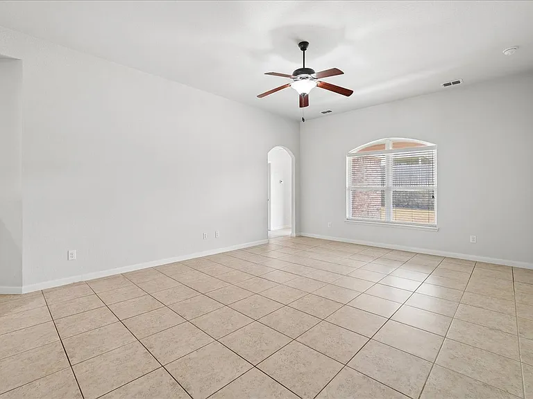411 Winchester Dr — Photo 7