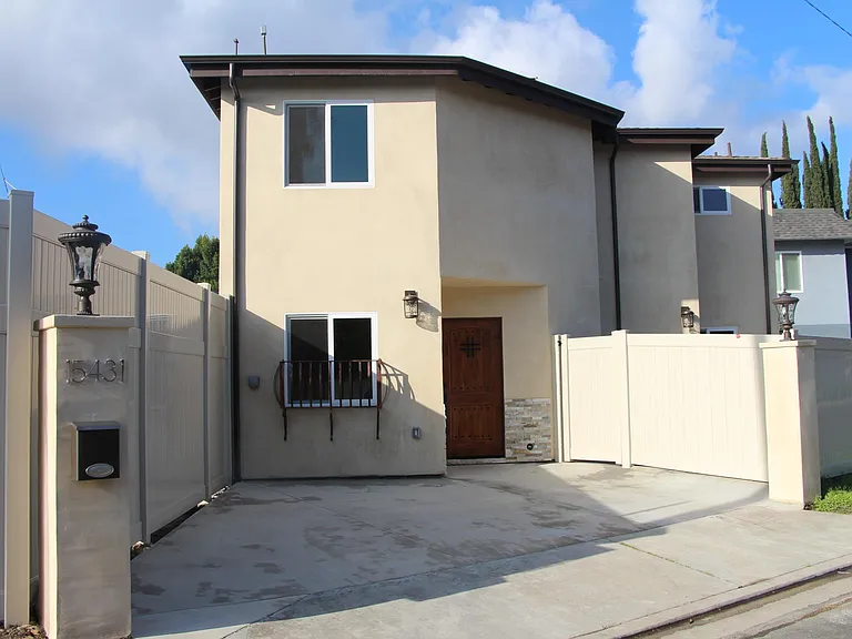 15431 Huston St — Photo 1