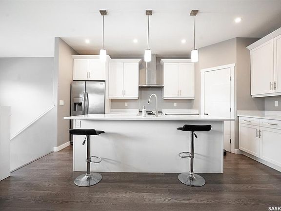 3rd image of 415 McArthur CRESCENT
